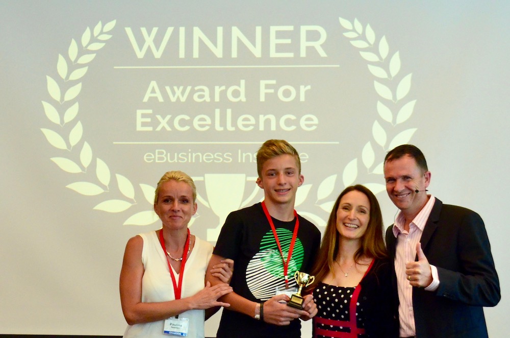 Paulina Neumann and Max Neumann winning digital marketing award from Matt Raad and Liz Raad